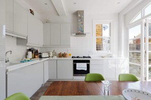 Fridge, oven, stovetop, dishwasher - Refined 2BD Home in Fulham (London)