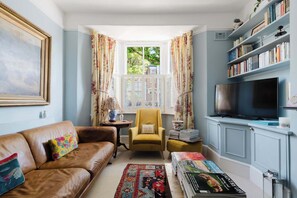 TV - Refined 2BD Home in Fulham (London)