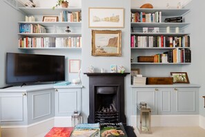 Interior - Refined 2BD Home in Fulham (London)