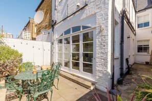 Outdoor dining - Refined 2BD Home in Fulham (London)