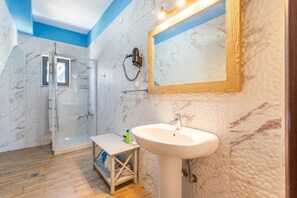 Shower, hair dryer, towels - Libyan Breeze — Apartment with Sea View, Private Pool, Garden & Wi-Fi (Ag. Nektarios)