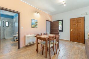 Dining - Libyan Breeze — Apartment with Sea View, Private Pool, Garden & Wi-Fi (Ag. Nektarios)