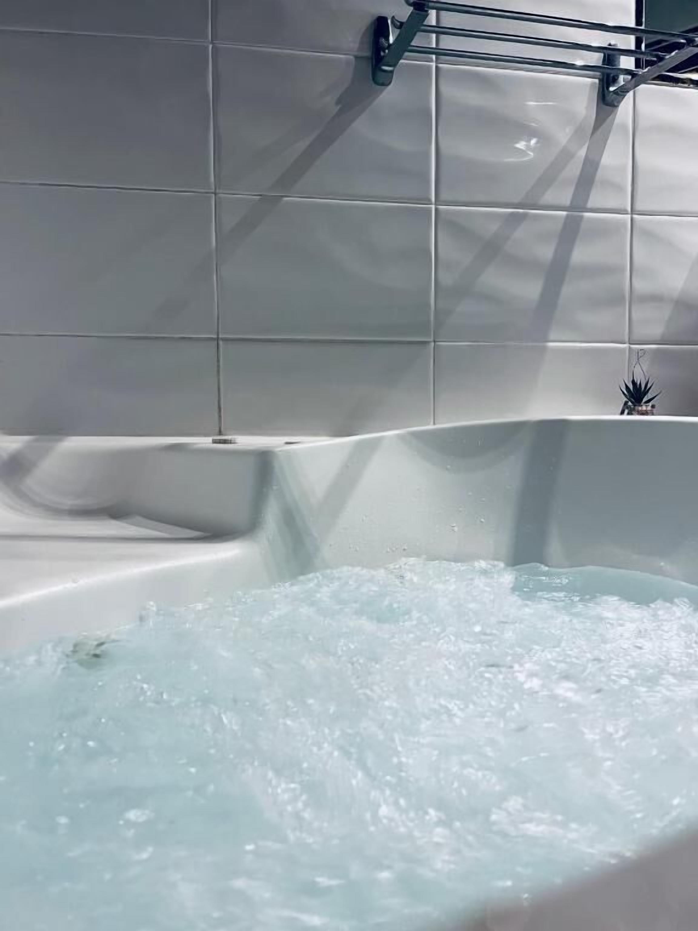 Baignoire, articles de toilette gratuits, sèche-cheveux