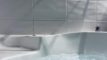 Baignoire, articles de toilette gratuits, sĂšche-cheveux
