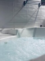 Banheira, produtos de toalete grátis, secador de cabelo 