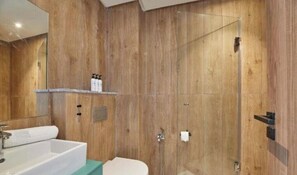 Douche, serviettes fournies, savon, shampoing