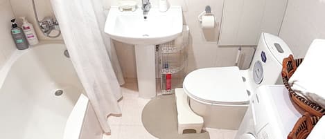 Serviettes fournies, savon, shampooing, papier de toilette