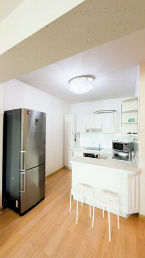 Fridge, microwave, oven, stovetop - Welcoming 1-bedroom apartment in vibrant Ulaanbaatar center (Ulaanbaatar)