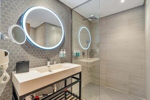Shower, hair dryer, towels - Free housekeeping visits during your stay - StayShort - Stylish Studio in JVT Sleeps 2 with Balcony (JVT)