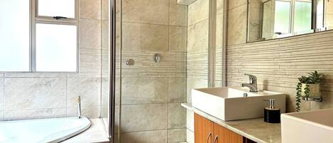 House, 6 Bedrooms, Smoking, Patio | Bathroom