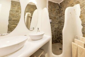Shower, hair dryer, towels, shampoo - Mykonos Psarou Place, Seaview with Private Jacuzzi (Psarou)