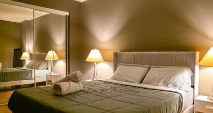 Main Downtown-Deluxe Suite w Pool, Gym & Balcony