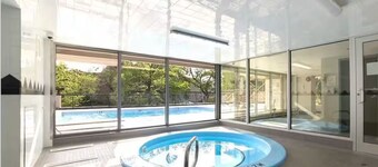 Main Downtown-Deluxe Suite w Pool, Gym & Balcony