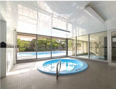 Main Downtown-Deluxe Suite w Pool, Gym & Balcony