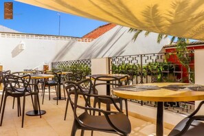 Outdoor dining - Villa Zawaia (Lagos)