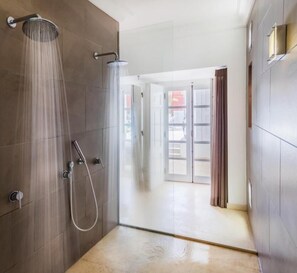 Suite | Bathroom - Villa Zawaia (Lagos)
