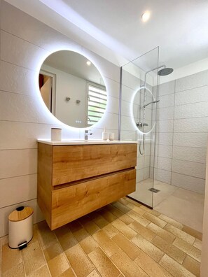 Shower, hair dryer, towels - Studio Ti'Kay - Terrace 4 pers, 3mn from Anse Mitan beach (Les Trois-Îlets)