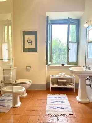 Apartment, 3 Schlafzimmer, Küche, Gartenblick | Badezimmer | Dusche, Haartrockner, Handtücher, Seife