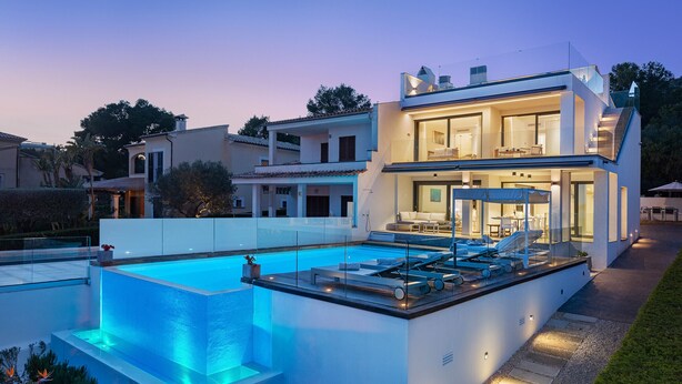 Ein modernes Haus mit Schwimmbad, überdachter Außenbereich und gut beleuchtetem Innenraum.