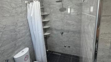 Habitación doble | Baño | Amenidades de baño gratuitas, secadora de cabello, toallas, jabón