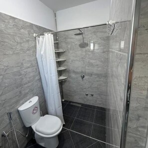 Eenvoudige tweepersoonskamer, uitzicht op stad | Badkamer | Gratis toiletartikelen, een haardroger, handdoeken, zeep