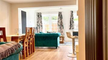 House, 3 Bedrooms, Smoking, Garden View | Living area | Books