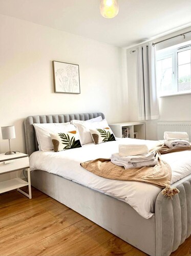 Tranquil Turquoise - 3 Bed House With Parking