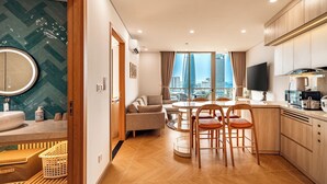 Una cucina moderna con zona pranzo, un'ampia finestra vista città e TV integrata.