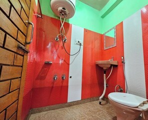Chuveiro, toalhas de banho, sabonete, shampoo