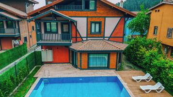 Kolam renang outdoor