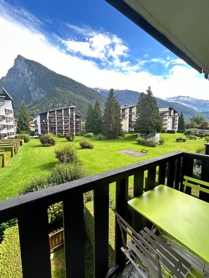 Outdoor dining - Entire Apartment: Studio in Samoëns, France (Samoëns)