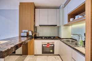 Luxury Apartment, 2 Bedrooms, City View | Private kitchen - KLCC Luxury Suites Petronas View & Pool (Kuala Lumpur)
