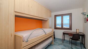 Iron/ironing board, bed sheets