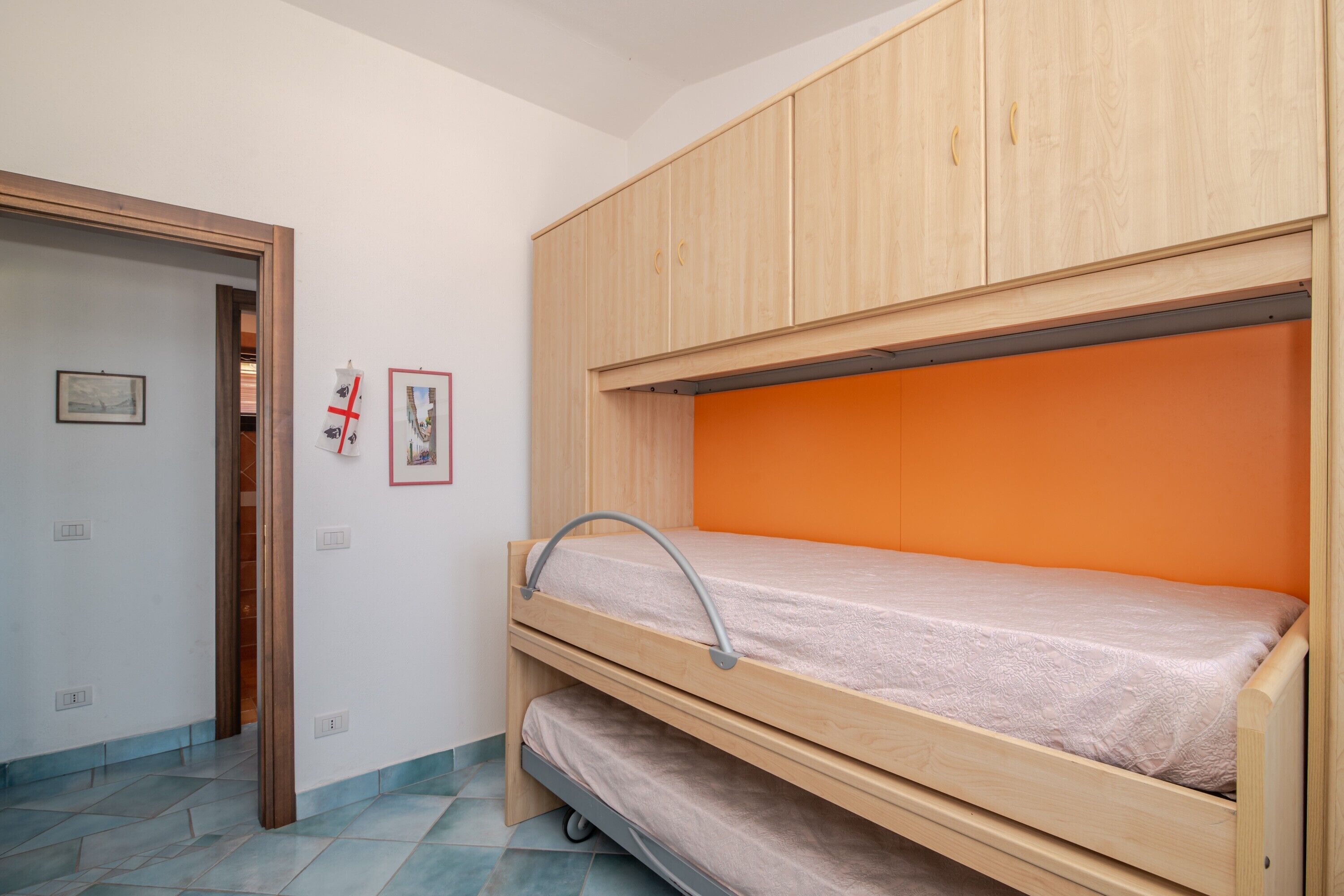 Iron/ironing board, bed sheets