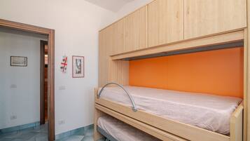 Iron/ironing board, bed sheets