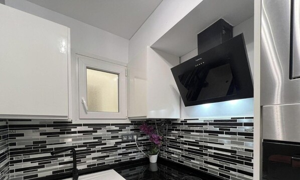 Fridge, microwave, oven, stovetop - Charming apartment in Salou - 2 guests (Salou)