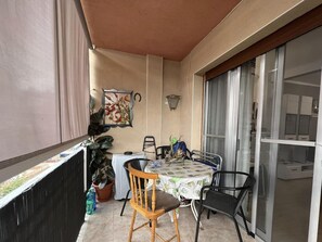 Outdoor dining - Charming apartment in Salou - 2 guests (Salou)