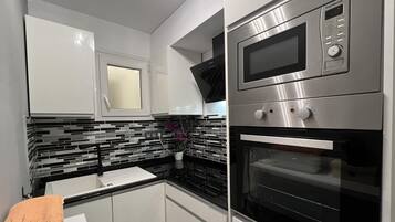 Frigorífico, microondas, horno y placa de cocina