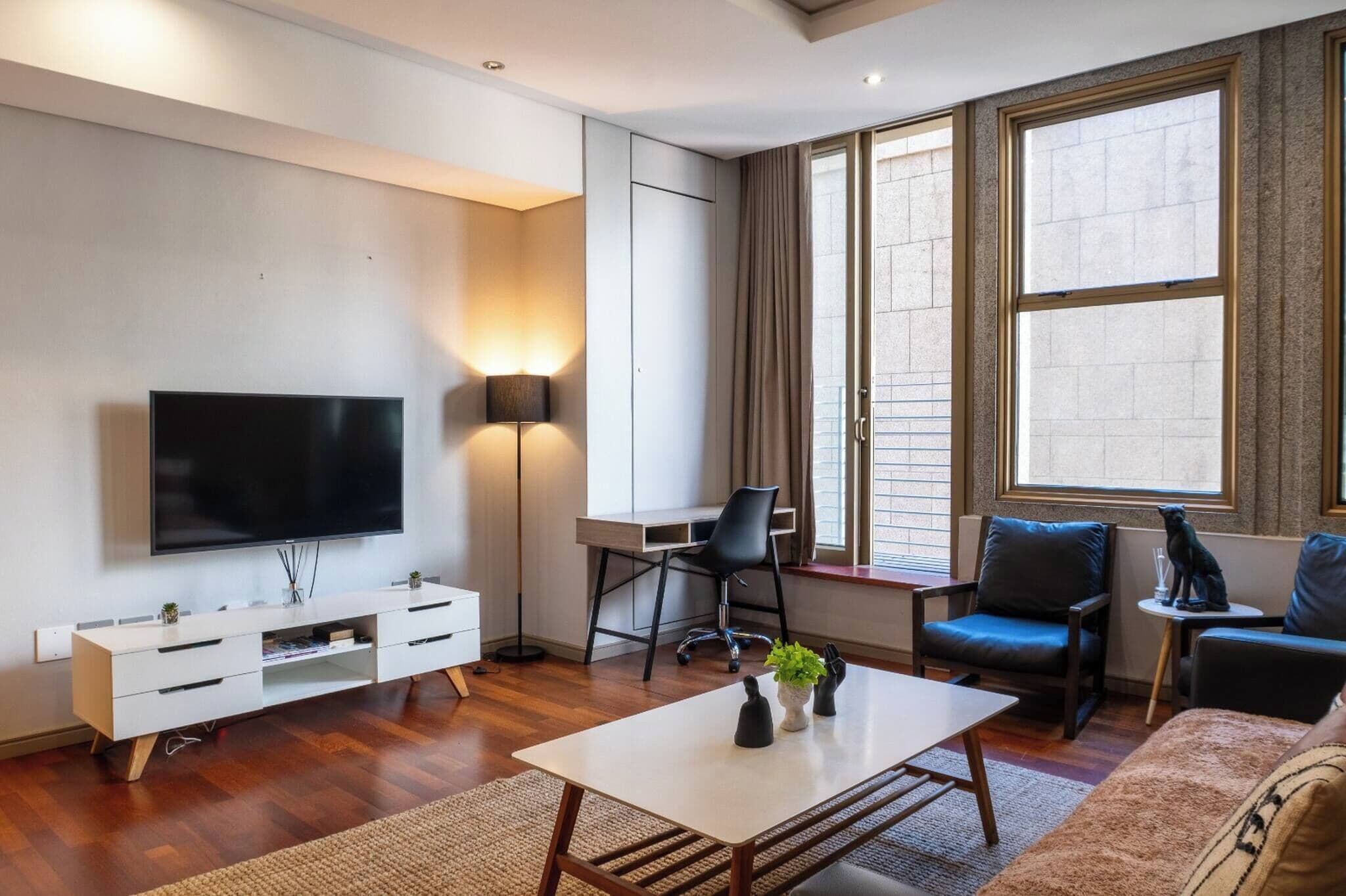 Apartment, 1 Bedroom, City View | Living room | Books