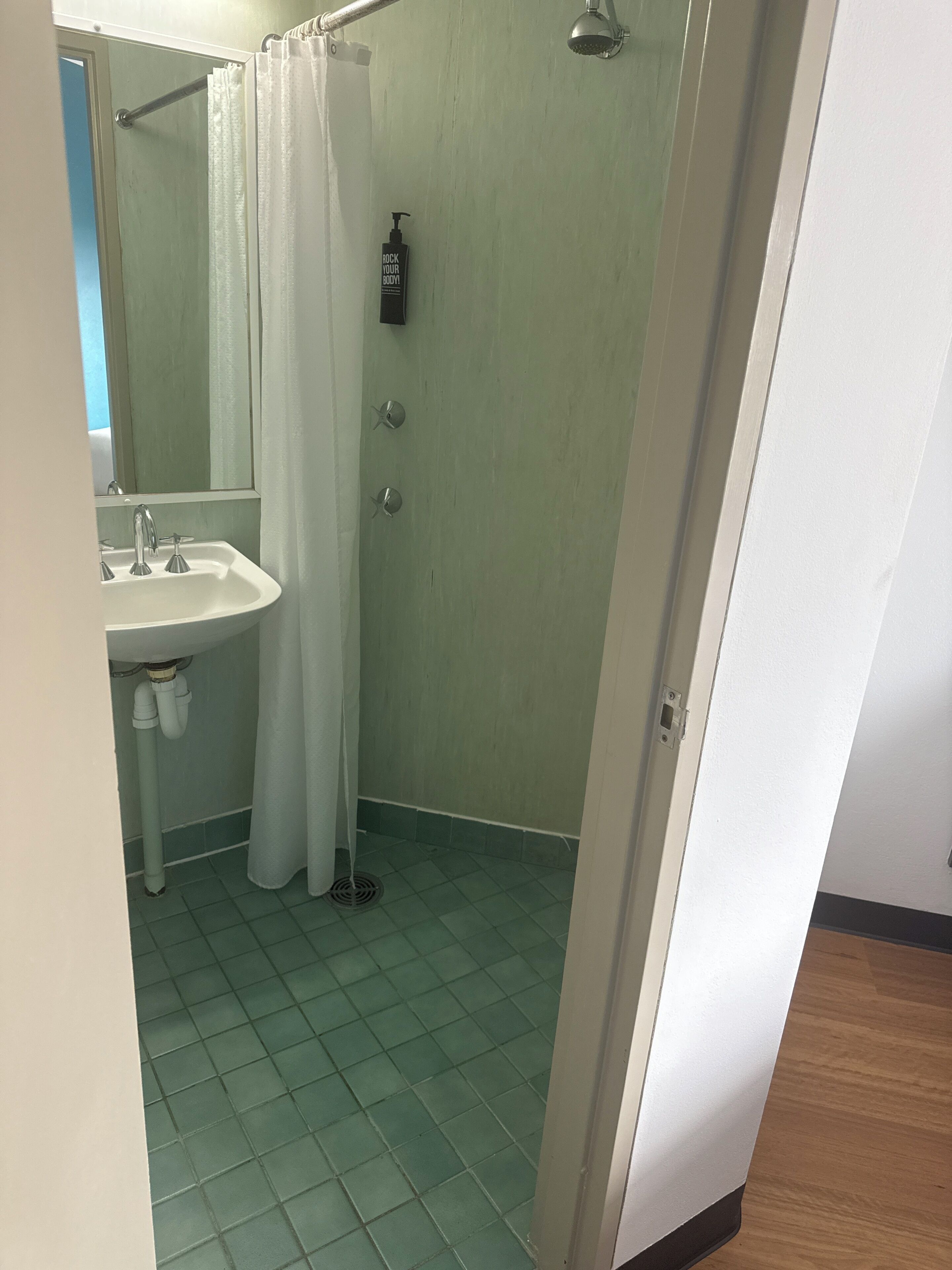 Dusj, håndklær, såpe og sjampo