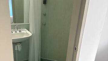 Dusj, håndklær, såpe og sjampo