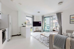 Interior - Sophisticated 2BD Flat with Riverside Views (Greater London)