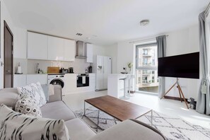 TV, offices - Sophisticated 2BD Flat with Riverside Views (Greater London)