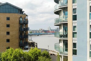 Exterior - Sophisticated 2BD Flat with Riverside Views (Greater London)