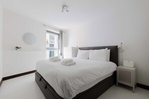 2 bedrooms, iron/ironing board, Internet, bed sheets - Sophisticated 2BD Flat with Riverside Views (Greater London)