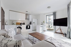 Living area - Sophisticated 2BD Flat with Riverside Views (Greater London)