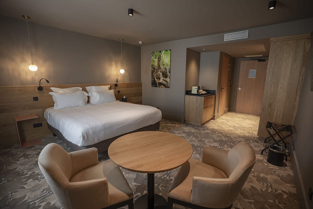 Classic Double Room | In-room safe, iron/ironing board (on request), WiFi (free)
