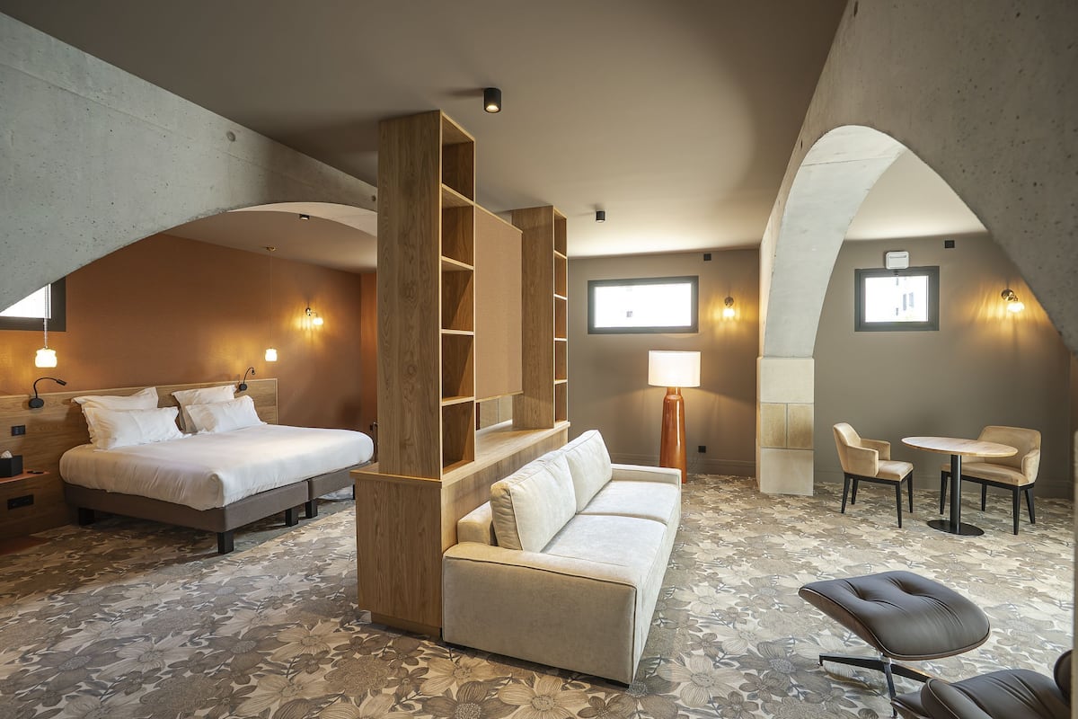 Suite | In-room safe, iron/ironing board (on request), WiFi (free)
