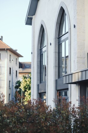 Un bâtiment doté de fenêtres en arc et d’une façade moderne.
