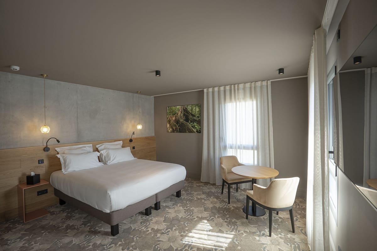 Comfort Double Room | In-room safe, iron/ironing board (on request), WiFi (free)